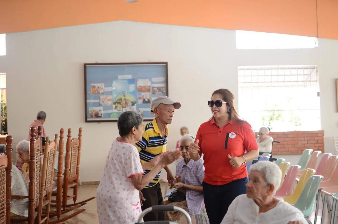 Armida compartiendo un momento de alegría con adultos mayores